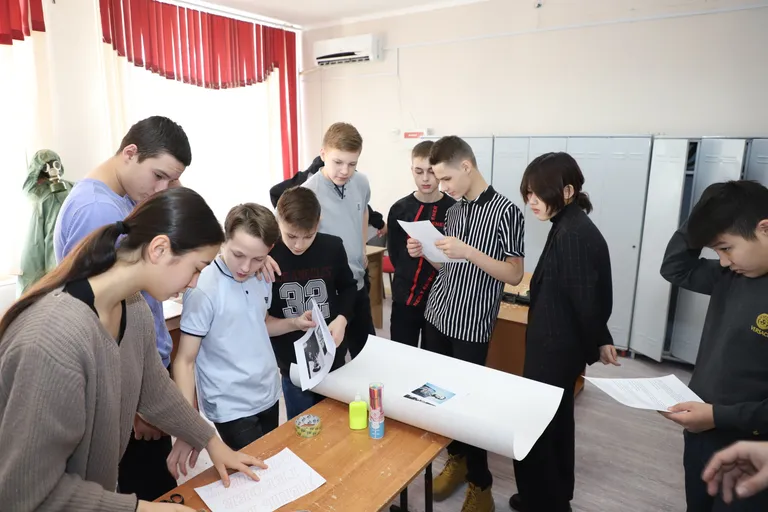 Стенгазета ко Дню Героев Отечества.