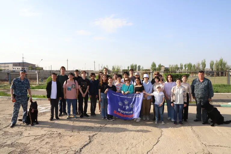 Продолжается серия встреч учащихся города Байконур с Авиационным отрядом специального назначения Росгвардии и кинологической службой УМВД.