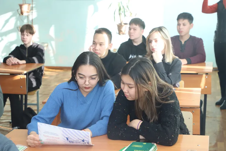 20 декабря специалисты ГКУ ЦПМИ «Будущее Байконура» и волонтеры клубного объединения «Звездный кампус» встретились со студентами Байконурского электрорадиотехнического и Байконурского индустриального техникумов и провели с ними профилактическую беседу о вреде наркотиков.