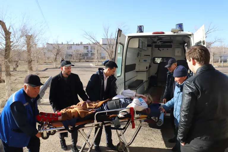 Задумывались ли вы, как спуститься с 9 этажа человеку, не способному передвигаться самостоятельно, без помощи?