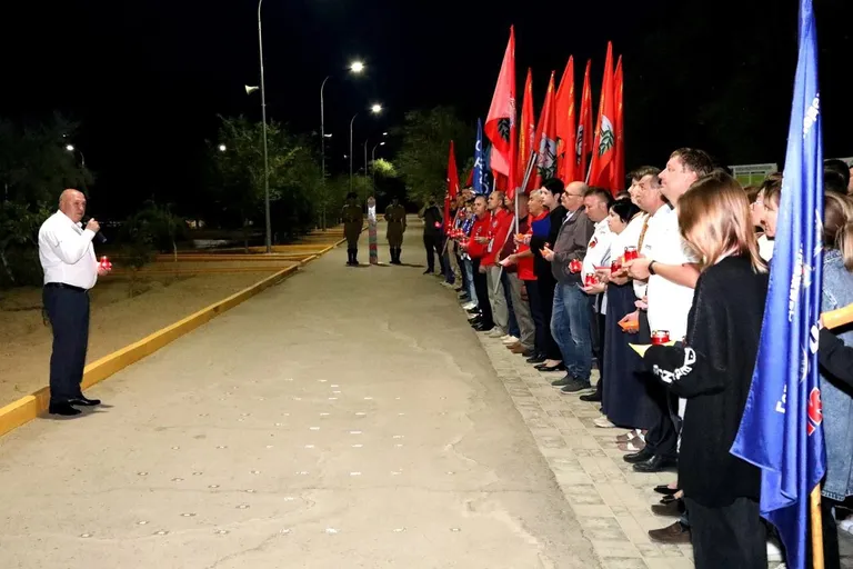 Сотрудники Центра поддержки молодежных инициатив и активисты городского движения детей и молодежи «Будущее Байконура» в День памяти и скорби запустили кораблики со свечами по Сырдарье.