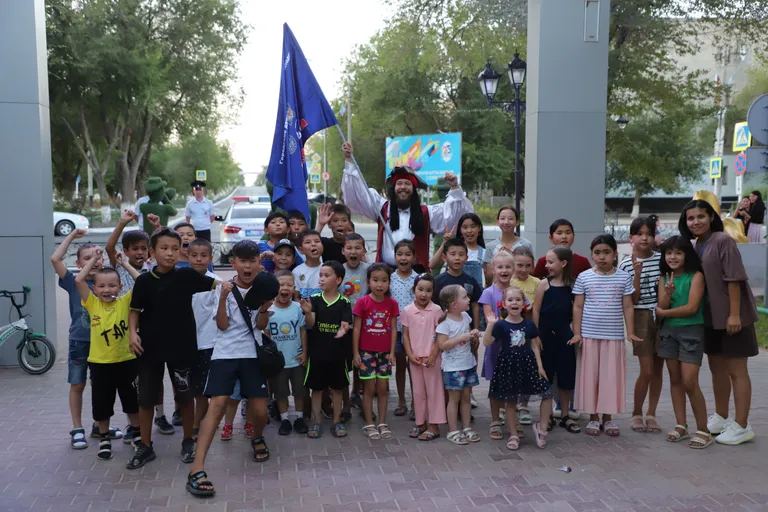 7 июля на пешеходной зоне Арбат в городе Байконур состоялось увлекательное мероприятие для детей, посвященное Дню любви, семьи и верности