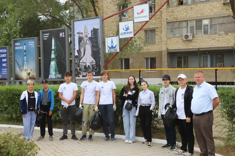 Сотрудники Центра поддержки молодежных инициатив и активисты городского движения «Будущее Байконура» объединили усилия для общественного мероприятия, целью которого было наведение порядка у памятника Владимиру Павловичу Бармину.
