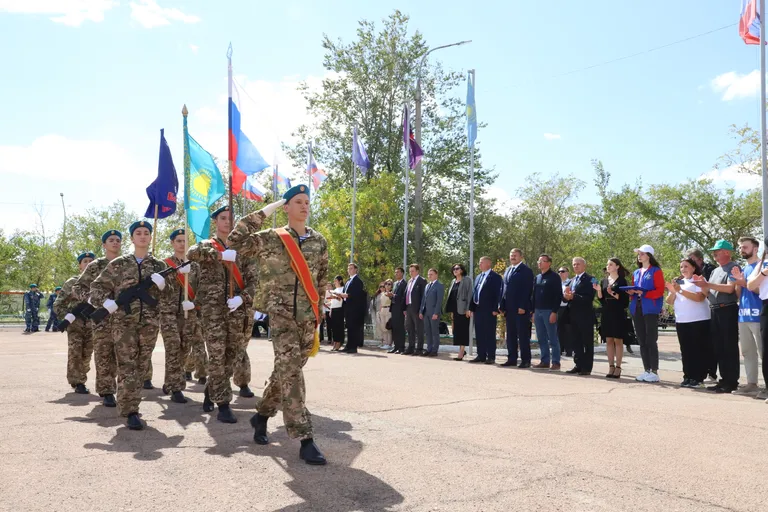 Впервые с ответным визитом на Байконур прибыла делегация из благотворительного фонда «Развития и поддержки детского творчества и спорта» ОАО «Каменск-Уральского металлургического завода» во главе с председателем совета директоров ОАО «КУМЗ» Александра Скорнякова и главой Каменск-Уральского городского округа Алексеем Герасимовым.