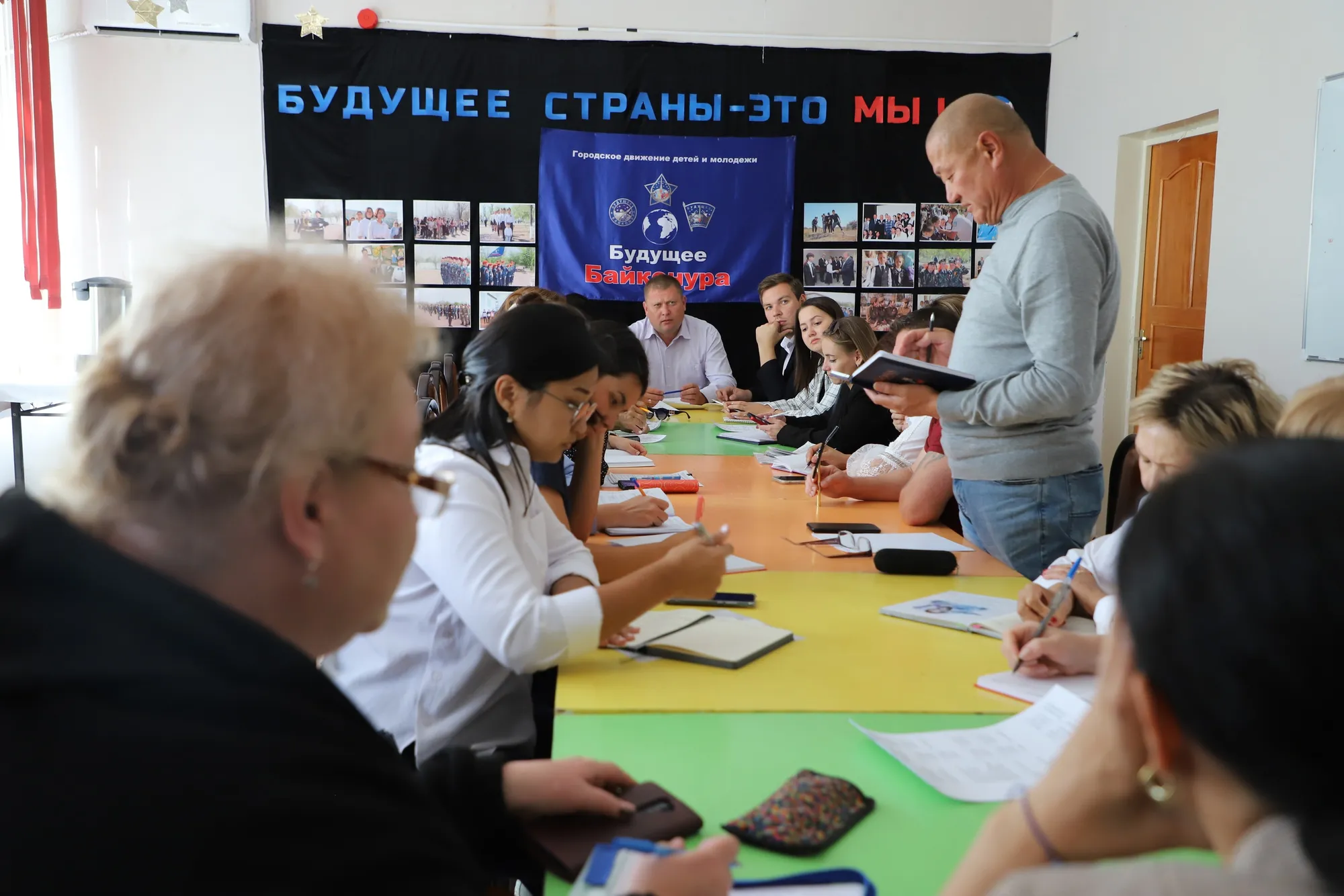Обсуждение важных вопросов в преддверии учебного года в ГКУ ЦПМИ "Будущее Байконура"