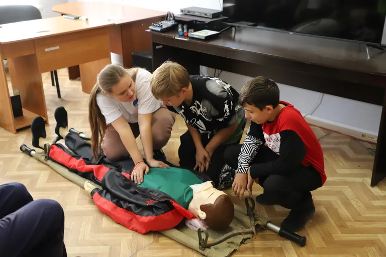 Уроки военной подготовки проходят для обучающихся образовательных организаций в центре поддержки молодежных инициатив «Будущее Байконура»
