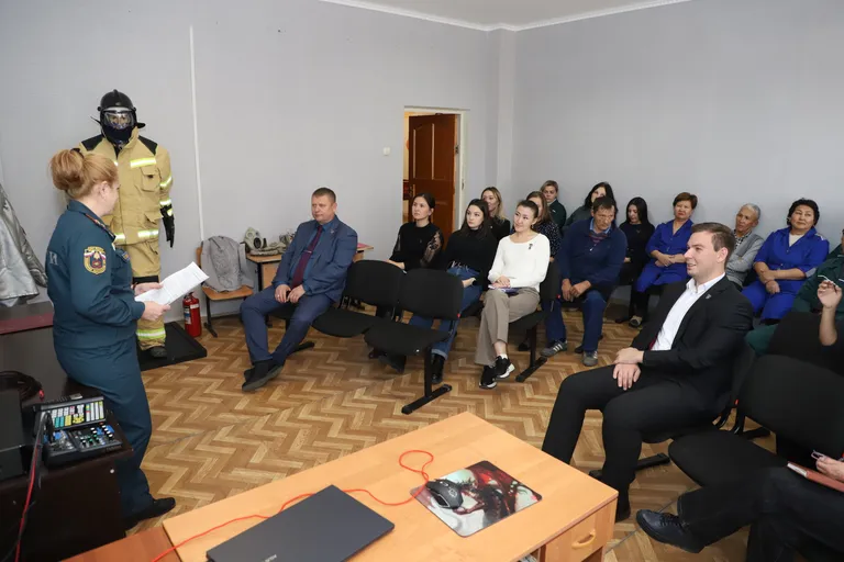Повышение Безопасности: Сотрудник МЧС провела профилактическую беседу с коллективом центра