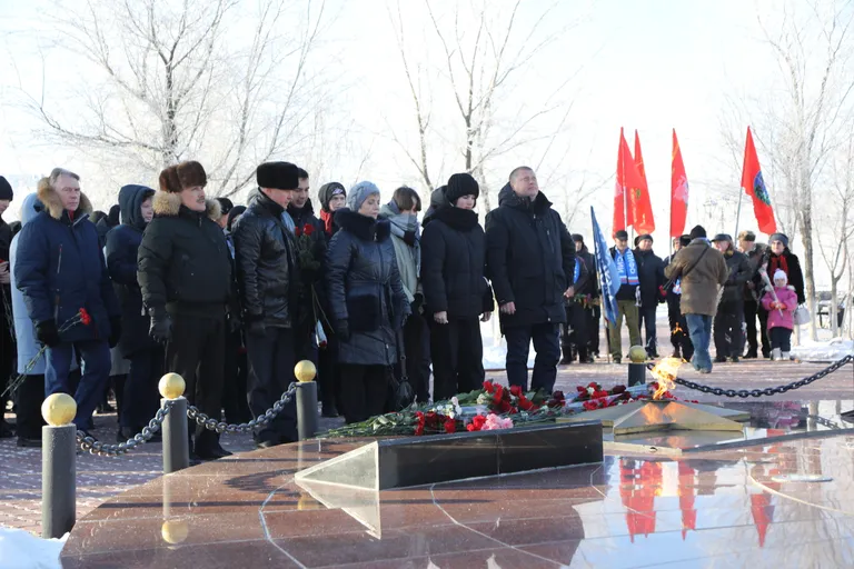 В Байконуре возложили цветы к Вечному огню в честь 80-летия снятия блокады Ленинграда.
