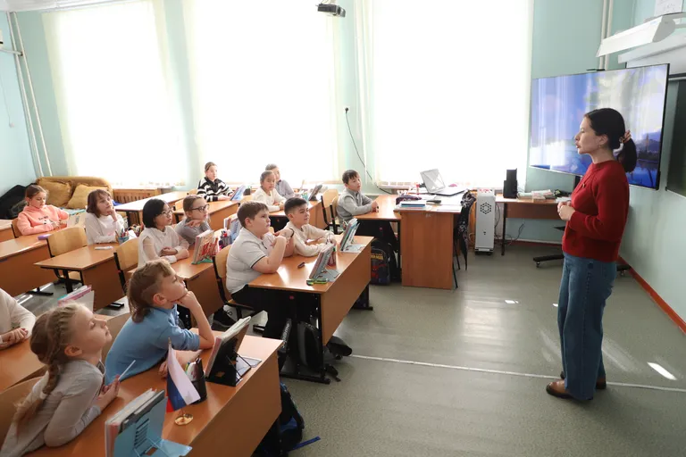 В школах Байконура продолжаются киноуроки.