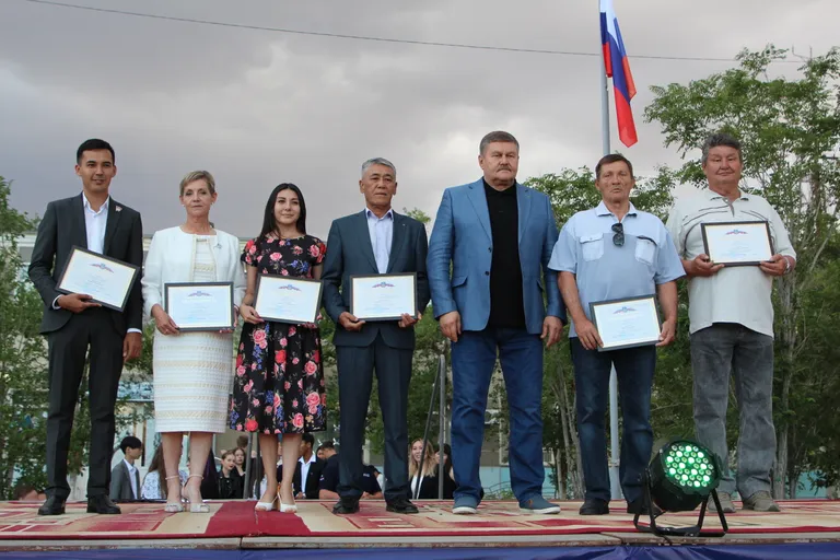 Сотрудников Центра поддержки молодежных инициатив «Будущее Байконура» наградили за активное участие в месячнике по благоустройству и санитарной очистке города.