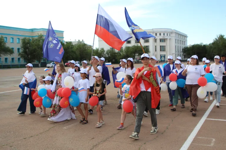Центр поддержки молодежных инициатив «Будущее Байконура» провела акцию ко Дню России.