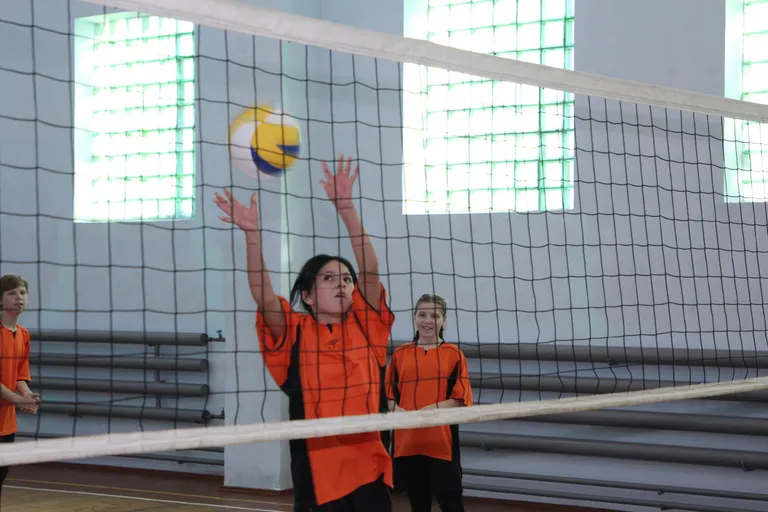 🏐 Турнир по пионерболу: дух соревнований и командная игра в обновлённом спортзале «Будущего Байконура»!