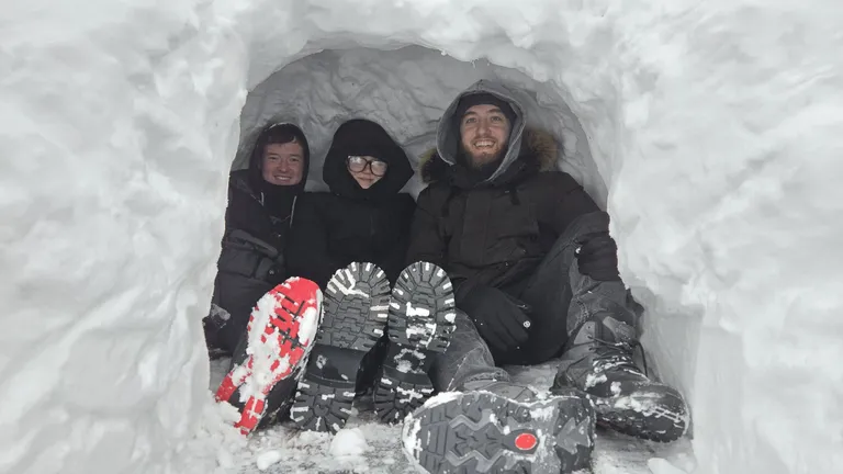 ❄️ Иглу в степи: молодёжь Байконура построила зимний символ дружбы ❄️