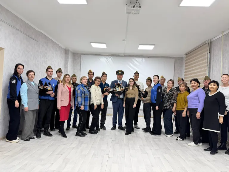 🎖✨ Женский коллектив Молодёжного центра «Будущее Байконура» поздравил коллег с Днём защитника Отечества