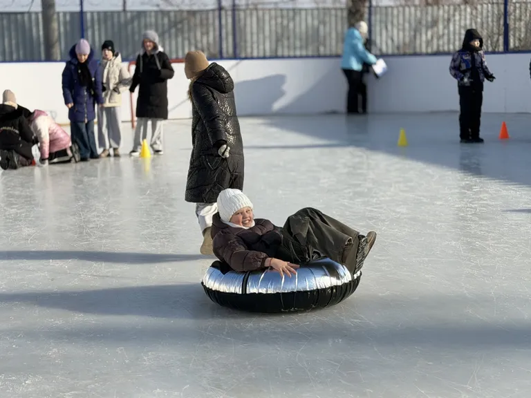 ⛸️❄️ Мороз, лёд и море эмоций: спортивный день на катке «Будущего Байконура» ❄️⛸️