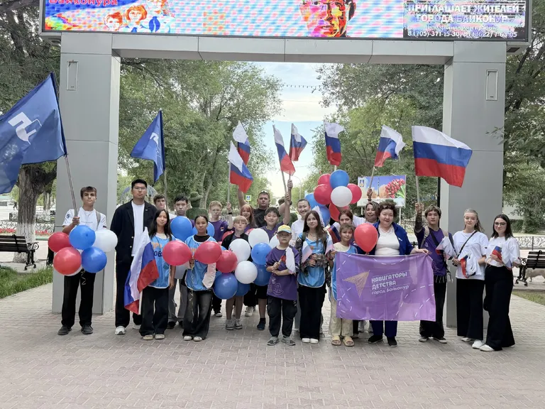 🇷🇺 Праздничное настроение на улицах города: триколор, улыбки и гордость за страну!